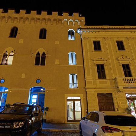 Piazza Del Mercato LʼAquila Exteriör bild