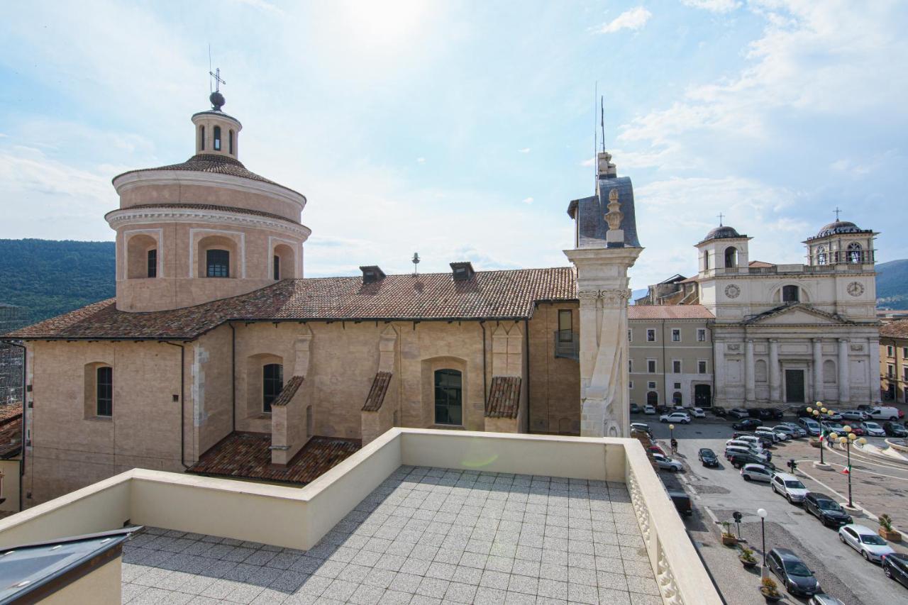 Piazza Del Mercato LʼAquila Exteriör bild