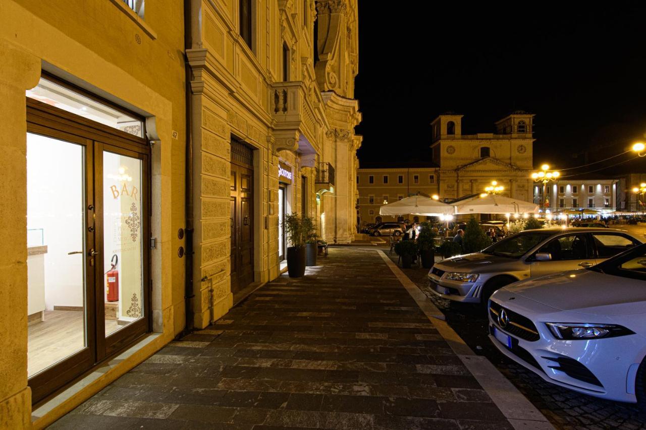 Piazza Del Mercato LʼAquila Exteriör bild
